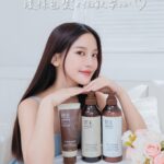Tsai Jui-hsueh Instagram - 你們知道Kirei是什麼意思嗎？ 一直知道Kirei是美麗、漂亮的意思 後來才知道原來也有美好、潔淨的含義 很開心可以擔任這次活動的Kirei大使 一起永續循環，就是我的Kirei Lifestyle 再小的個體 都可以用點滴之力保護地球、共同創造未來永續的Kirei生活 Kirei大使=我當然也要身體力行、資源創循環 日常使用環保杯與環保吸管 帶出門買咖啡就不用再使用紙杯/吸管 減少使用一次性用品 想像未來也許還有借物便利店 大家都是「借物少年少女」，有效減少廢棄物的產生 永續、正向的循環也可以從選擇產品開始 花王推出許多友善環境的產品 🤍Bioré海洋友善超輕感高防曬乳液 擦上肌膚清爽不黏膩，黏膩悶悶OUT 還採用了友善海洋配方* ¹ 包裝也是回收樹脂製成再生瓶減塑環保* ¹ 🤍Attack 一匙靈 極效洗衣霸 一打開包裝清新香氣撲鼻而來 洗衣前拿出一條丟下去 不用浸泡、搓洗，洗衣機開啟就OK了 真的好方便👍 而且是ESG友善環境的製造與包裝方式* ² 🤍花王低敏無添加系列 使用起來溫和不刺激，清潔力足夠 無矽靈、色素、礦物油 使用起來真的好安心 瓶身使用環保回收樹脂製瓶* ³ 和我一起成為Kirei大使，想像未來，共創Kirei Lifestyle吧！ 在留言處下方留言Tag一位好友 『我想像的未來Kirei永續生活是________』 就有機會抽到『Bioré海洋友善超輕感高防曬乳液x1 Attack 一匙靈 極效洗衣霸7入x1』，共抽出5位幸運兒喔 現在就加入花王Kirei生活LINE官方帳號， 完成投票互動拿3點Kirei點 還有更多玩得/兌得/買得Kirei點活動好康～ #花王Kirei大使 #KaoKireiLifestyle #Kirei未來一起想像 #花王Kirei美好永續生活 *1海洋友善配方- 本產品無添加塑膠微粒、色素等成分，考慮到對海洋其他潛在危害 *符合美屬維京群島法規所設計。 *1 兼具防曬和環境永續，採用回收樹脂製成再生塑料瓶、FSC 森林認證紙材，減塑包裝守護地球！ *2 成品體積較小，減少運送產生CO2；包裝方式使用袋裝，減少塑膠包材 *3 環保包裝-環保回收樹脂製瓶：此產品瓶子使用100％回收料製瓶，包含壓頭標籤等配件整體容器塑膠使用回收料占比為67％