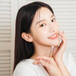 Tsai Jui-hsueh Instagram - 一鍵開啟 少女白嫩肌✨ 身體美白乳超有名的妮維雅 現在也加入臉部保養市場~ 推出LUMINOUS630淡斑煥白系列 其中最重要的L630成分 是妮維雅用10年研究從5萬種成分塞選 找到編號630是最有效的美白淡斑成分 不只是妮維雅專利 更是有衛福部認證有效的成分 兩週使用體驗下來 肌膚水嫩超透亮像睡了一場美容覺 除了整體膚況提升 肌膚的透亮程度真的很滿意~ 而且全系列都很清爽 夏天想要簡單保養 就可以用L630系列解決! #L630淡斑精華 乳液質地推開非常水潤 伴隨著清新的輕綠花園香調 真的超療癒~ 還有玻尿酸強力幫肌膚補水 以及維他命C E 黑斑、色素沉澱、暗沉、乾紋、蠟黃 通通Byebye 而且無添加礦物油、防腐劑 敏感肌也可以安心使用 不用怕用完會反黑或脫皮唷 #L630亮眼霜 質地水潤清爽 輕輕用手指就能點開吸收 添加活力咖啡因子與維他命C 眼周的黑眼圈、暗沉都能改善 #L630封白霜 保養的最後一個步驟 乳霜質地推開也是水潤好吸收 添加微分子玻尿酸與乳木果油 可以很好的鎖住肌膚的水分 讓肌膚透亮白皙 趕快一起來試試看 妮維雅全新LUMIINOUS630淡斑煥白系列 讓肌膚煥然一新 5/16前康是美全系列買一送一 送禮、自己留著保養都很適合哦！ ✨買一送一 #L630淡斑精華 1499 #L630亮眼霜 #L630封白霜 999 ✨迷你L630淡斑精華10ml換購價199 ✨線上買還有折扣和好禮 滿499送LED隨手鏡、滿2000折200 買L630淡斑精華30ml兩件 就送Q10面膜(市值$70)&精華10ml(市值$499) @nivea_tw #妮維雅 #L630淡斑精華 #LUMINOUS630 #綻放無瑕淨白光 #L630 #敏感肌適用