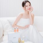 Tsai Jui-hsueh Instagram - 一直覺得「自己」是個重要的存在 接受與喜歡自己發生的每一個起伏 在意自己的感受及內外狀態，盡情寵愛自己 如果你願意，做什麼都可以！ 而肌膚狀態也是我很重視的細節 奢寵自己的第一步從儀式感護膚開始✨ 朵法療癒小粉紅真的是必囤的穩膚精華 質地清爽保濕 內含6大植萃萃取 修護乾燥敏感及泛紅更緊緻撫紋， 肌膚保濕Q彈先把肌膚打好健康的「肌」礎 讓後續保養可以高效吸收，抗老功效更加倍！ 我喜歡壓三下小粉紅於掌心， 手沾取輕按於臉部把它當作穩定肌底健康的前導精華 剩餘部分的可於掌心加熱輕聞 療癒的天然植萃香氛真的好舒服療癒～ 接著還有萬用的小金球精露 有3700顆濃萃小金球封存著頂級珍稀植萃油 從肌膚屏障至肌底層層修護強韌、緊緻撫紋 很愛它質地保濕不油膩， 比精油更清爽、比精華更滋潤 肌膚會散發細緻的自然光澤，更飽滿透亮🤍   母親節活動朵法特別推出超甜明星優惠組合 想奢寵自己和媽咪真的很值得收 改變肌膚壯態就趁現在！ 全效舒緩精華30ml*2 $2,750 價值$ 5,500   金緻再生奢光露30ml 5ml 金緻再生24K精露4ml $3,700  價值$ 5,250 @darphintw #朵法小金球 #金緻再生奢光露 #療癒小粉紅 #朵法母親節 #DARPHINTW #朵法