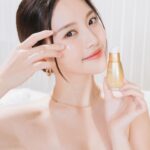 Tsai Jui-hsueh Instagram - 一直覺得「自己」是個重要的存在 接受與喜歡自己發生的每一個起伏 在意自己的感受及內外狀態，盡情寵愛自己 如果你願意，做什麼都可以！ 而肌膚狀態也是我很重視的細節 奢寵自己的第一步從儀式感護膚開始✨ 朵法療癒小粉紅真的是必囤的穩膚精華 質地清爽保濕 內含6大植萃萃取 修護乾燥敏感及泛紅更緊緻撫紋， 肌膚保濕Q彈先把肌膚打好健康的「肌」礎 讓後續保養可以高效吸收，抗老功效更加倍！ 我喜歡壓三下小粉紅於掌心， 手沾取輕按於臉部把它當作穩定肌底健康的前導精華 剩餘部分的可於掌心加熱輕聞 療癒的天然植萃香氛真的好舒服療癒～ 接著還有萬用的小金球精露 有3700顆濃萃小金球封存著頂級珍稀植萃油 從肌膚屏障至肌底層層修護強韌、緊緻撫紋 很愛它質地保濕不油膩， 比精油更清爽、比精華更滋潤 肌膚會散發細緻的自然光澤，更飽滿透亮🤍   母親節活動朵法特別推出超甜明星優惠組合 想奢寵自己和媽咪真的很值得收 改變肌膚壯態就趁現在！ 全效舒緩精華30ml*2 $2,750 價值$ 5,500   金緻再生奢光露30ml 5ml 金緻再生24K精露4ml $3,700  價值$ 5,250 @darphintw #朵法小金球 #金緻再生奢光露 #療癒小粉紅 #朵法母親節 #DARPHINTW #朵法