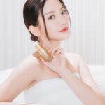 Tsai Jui-hsueh Instagram - 一直覺得「自己」是個重要的存在 接受與喜歡自己發生的每一個起伏 在意自己的感受及內外狀態，盡情寵愛自己 如果你願意，做什麼都可以！ 而肌膚狀態也是我很重視的細節 奢寵自己的第一步從儀式感護膚開始✨ 朵法療癒小粉紅真的是必囤的穩膚精華 質地清爽保濕 內含6大植萃萃取 修護乾燥敏感及泛紅更緊緻撫紋， 肌膚保濕Q彈先把肌膚打好健康的「肌」礎 讓後續保養可以高效吸收，抗老功效更加倍！ 我喜歡壓三下小粉紅於掌心， 手沾取輕按於臉部把它當作穩定肌底健康的前導精華 剩餘部分的可於掌心加熱輕聞 療癒的天然植萃香氛真的好舒服療癒～ 接著還有萬用的小金球精露 有3700顆濃萃小金球封存著頂級珍稀植萃油 從肌膚屏障至肌底層層修護強韌、緊緻撫紋 很愛它質地保濕不油膩， 比精油更清爽、比精華更滋潤 肌膚會散發細緻的自然光澤，更飽滿透亮🤍   母親節活動朵法特別推出超甜明星優惠組合 想奢寵自己和媽咪真的很值得收 改變肌膚壯態就趁現在！ 全效舒緩精華30ml*2 $2,750 價值$ 5,500   金緻再生奢光露30ml 5ml 金緻再生24K精露4ml $3,700  價值$ 5,250 @darphintw #朵法小金球 #金緻再生奢光露 #療癒小粉紅 #朵法母親節 #DARPHINTW #朵法