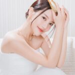 Tsai Jui-hsueh Instagram - 一直覺得「自己」是個重要的存在 接受與喜歡自己發生的每一個起伏 在意自己的感受及內外狀態，盡情寵愛自己 如果你願意，做什麼都可以！ 而肌膚狀態也是我很重視的細節 奢寵自己的第一步從儀式感護膚開始✨ 朵法療癒小粉紅真的是必囤的穩膚精華 質地清爽保濕 內含6大植萃萃取 修護乾燥敏感及泛紅更緊緻撫紋， 肌膚保濕Q彈先把肌膚打好健康的「肌」礎 讓後續保養可以高效吸收，抗老功效更加倍！ 我喜歡壓三下小粉紅於掌心， 手沾取輕按於臉部把它當作穩定肌底健康的前導精華 剩餘部分的可於掌心加熱輕聞 療癒的天然植萃香氛真的好舒服療癒～ 接著還有萬用的小金球精露 有3700顆濃萃小金球封存著頂級珍稀植萃油 從肌膚屏障至肌底層層修護強韌、緊緻撫紋 很愛它質地保濕不油膩， 比精油更清爽、比精華更滋潤 肌膚會散發細緻的自然光澤，更飽滿透亮🤍   母親節活動朵法特別推出超甜明星優惠組合 想奢寵自己和媽咪真的很值得收 改變肌膚壯態就趁現在！ 全效舒緩精華30ml*2 $2,750 價值$ 5,500   金緻再生奢光露30ml 5ml 金緻再生24K精露4ml $3,700  價值$ 5,250 @darphintw #朵法小金球 #金緻再生奢光露 #療癒小粉紅 #朵法母親節 #DARPHINTW #朵法