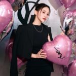 Tsai Jui-hsueh Instagram - 喜歡就不要躲藏 把喜歡塗在雙唇👄 YSL情挑誘光水唇膏全新升級 今年外包裝變成了淡粉銀管～ 性感卻不張揚的純慾感 讓獵物悄悄的掉入了陷阱當中還不自知 絕美的銀管身閃耀著波光粼粼的光澤 新版水唇膏現在叫做 YSL LOVESHINE情挑誘光水唇膏 加入了無花果籽精粹 抹上散發療癒的淡淡果香 雙唇立即保濕呈現超美的水感光澤真的太美了～   來推推幾個熱門色號～ #122撩撥熱吻 高冷的棗泥紅帶著奢華氛圍 一抹自成冷調情挑美女 我最喜歡、也是我活動擦的顏色喔💓 #154纏綿薔薇 誘惑的莓果磚紅色，時尚御姐必備款 #80使壞辣椒 熔岩般的熱辣，顯白誘惑王者！ #205純慾赤裸 透亮的粉嫩玫瑰花瓣甜暈，氛圍感滿滿 #206眷戀酒紅 紅棕裸色調的完美調和，性感的高級色   官網今天開賣摟🙌🏻 現在只要購買兩隻唇膏（含1個情挑誘光水唇膏新品） 即獲得奢華緞面釉惑1971精巧版✨  快去看看吧！   #yslbeautytw #YSLLOVESHINE #情挑誘光水唇膏 #情挑唇慾誘光使壞