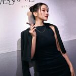 Tsai Jui-hsueh Instagram - 喜歡就不要躲藏 把喜歡塗在雙唇👄 YSL情挑誘光水唇膏全新升級 今年外包裝變成了淡粉銀管～ 性感卻不張揚的純慾感 讓獵物悄悄的掉入了陷阱當中還不自知 絕美的銀管身閃耀著波光粼粼的光澤 新版水唇膏現在叫做 YSL LOVESHINE情挑誘光水唇膏 加入了無花果籽精粹 抹上散發療癒的淡淡果香 雙唇立即保濕呈現超美的水感光澤真的太美了～   來推推幾個熱門色號～ #122撩撥熱吻 高冷的棗泥紅帶著奢華氛圍 一抹自成冷調情挑美女 我最喜歡、也是我活動擦的顏色喔💓 #154纏綿薔薇 誘惑的莓果磚紅色，時尚御姐必備款 #80使壞辣椒 熔岩般的熱辣，顯白誘惑王者！ #205純慾赤裸 透亮的粉嫩玫瑰花瓣甜暈，氛圍感滿滿 #206眷戀酒紅 紅棕裸色調的完美調和，性感的高級色   官網今天開賣摟🙌🏻 現在只要購買兩隻唇膏（含1個情挑誘光水唇膏新品） 即獲得奢華緞面釉惑1971精巧版✨  快去看看吧！   #yslbeautytw #YSLLOVESHINE #情挑誘光水唇膏 #情挑唇慾誘光使壞