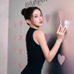 Tsai Jui-hsueh Instagram - 喜歡就不要躲藏 把喜歡塗在雙唇👄 YSL情挑誘光水唇膏全新升級 今年外包裝變成了淡粉銀管～ 性感卻不張揚的純慾感 讓獵物悄悄的掉入了陷阱當中還不自知 絕美的銀管身閃耀著波光粼粼的光澤 新版水唇膏現在叫做 YSL LOVESHINE情挑誘光水唇膏 加入了無花果籽精粹 抹上散發療癒的淡淡果香 雙唇立即保濕呈現超美的水感光澤真的太美了～   來推推幾個熱門色號～ #122撩撥熱吻 高冷的棗泥紅帶著奢華氛圍 一抹自成冷調情挑美女 我最喜歡、也是我活動擦的顏色喔💓 #154纏綿薔薇 誘惑的莓果磚紅色，時尚御姐必備款 #80使壞辣椒 熔岩般的熱辣，顯白誘惑王者！ #205純慾赤裸 透亮的粉嫩玫瑰花瓣甜暈，氛圍感滿滿 #206眷戀酒紅 紅棕裸色調的完美調和，性感的高級色   官網今天開賣摟🙌🏻 現在只要購買兩隻唇膏（含1個情挑誘光水唇膏新品） 即獲得奢華緞面釉惑1971精巧版✨  快去看看吧！   #yslbeautytw #YSLLOVESHINE #情挑誘光水唇膏 #情挑唇慾誘光使壞