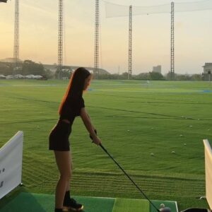 Tsai Jui-hsueh Instagram - 要一起打球嗎？ 🏌🏻‍♀️🤍⛳️

最後影片是強迫症調地墊🤣