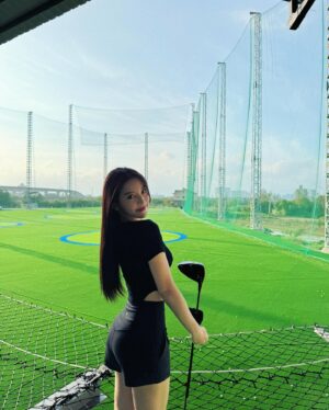 Tsai Jui-hsueh Instagram - 要一起打球嗎？ 🏌🏻‍♀️🤍⛳️

最後影片是強迫症調地墊🤣