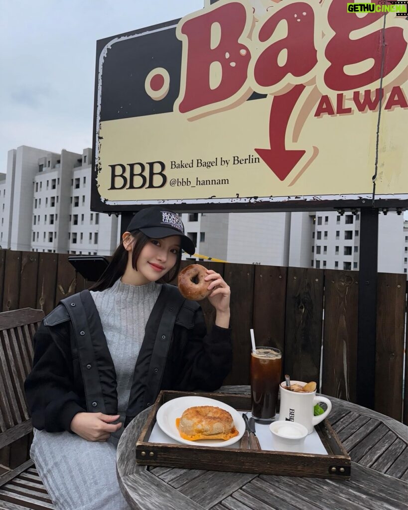 Tsai Jui-hsueh Instagram - 吃到人生最好吃的藍莓乳酪貝果🥯ʕ •ᴥ•ʔ 裡面有好多隻小熊🐻 很溫馨的咖啡廳💓 📍 漢南洞 cafe @_bbb.official 🩶 洋裝外套 @allsaintstaiwan