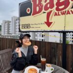 Tsai Jui-hsueh Instagram – 吃到人生最好吃的藍莓乳酪貝果🥯ʕ •ᴥ•ʔ
裡面有好多隻小熊🐻 很溫馨的咖啡廳💓

📍 漢南洞 cafe  @_bbb.official 
🩶 洋裝外套 @allsaintstaiwan