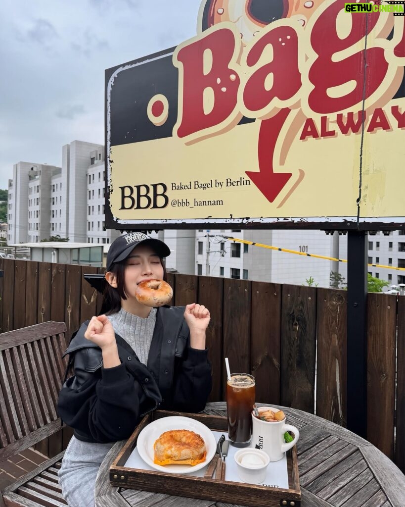 Tsai Jui-hsueh Instagram - 吃到人生最好吃的藍莓乳酪貝果🥯ʕ •ᴥ•ʔ 裡面有好多隻小熊🐻 很溫馨的咖啡廳💓 📍 漢南洞 cafe @_bbb.official 🩶 洋裝外套 @allsaintstaiwan