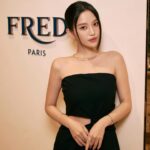Tsai Jui-hsueh Instagram - 跟我一起到Diamond Towers 新開幕的FRED撞進夏天的海風裡吧🤍 ㄧ色一鑽，一輝一芒 勾勒出絕美的藝術品 FRED是來自法國的現代珠寶品牌 經典設計是以航海纜繩元素融合於珠寶 有別於傳統設計融合了充滿活力的海洋元素 不管是日常搭配或是正式場合都非常百搭 @fredjewelry #FREDParis #fredjewelry