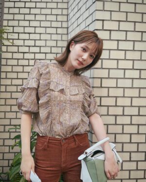 Tsubasa Honda Instagram - 🍂
@moussyofficial のブラウスが軽い素材なのに
秋っぽくてかなりかわいいです🤤
