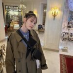 Tsubasa Honda Instagram - 🇫🇷 そしてパリ滞在中に大活躍したこのコートは @ssstein_design のものです🧤 店員の方やすれ違う人にコート指差されて〜love#@/.みたいなことたくさん言われました🤤 きっと褒められてる気がします、誇らしい🐾 @loeweの黒の斜めがけの小さいバッグも(写真2枚目〜) パスポートやら財布、リップ、ハンドクリームやらが入ってめちゃくちゃ使いやすくて感謝感謝でした🦩 #Paris #ほんだのふく　#loewe #stein