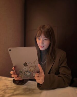 Tsubasa Honda Instagram - 🍎
スマホが絶望的になって落ち込んでも
ちいかわがいれば大丈夫。　
ちなみにiPhone14proに変えました📱📲
今までずっと大きい画面の方選びがちだったのですが、ねえ全然、小さくていいんですね、スマホ打ちやすい、軽い、ポケットからハミデントしない。学び。