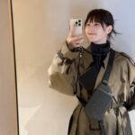 Tsubasa Honda Instagram - 🇫🇷 そしてパリ滞在中に大活躍したこのコートは @ssstein_design のものです🧤 店員の方やすれ違う人にコート指差されて〜love#@/.みたいなことたくさん言われました🤤 きっと褒められてる気がします、誇らしい🐾 @loeweの黒の斜めがけの小さいバッグも(写真2枚目〜) パスポートやら財布、リップ、ハンドクリームやらが入ってめちゃくちゃ使いやすくて感謝感謝でした🦩 #Paris #ほんだのふく　#loewe #stein