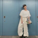 Tsubasa Honda Instagram - ☁️ しろ💭💭💭 @unoldjoke の白パンツ(メンズ)に @loewe のTシャツとバッグ @todayful_ の歩きやすいブーツ @4747love_tbs さんの撮影でした📺 #花粉つらい #ほんだのふく