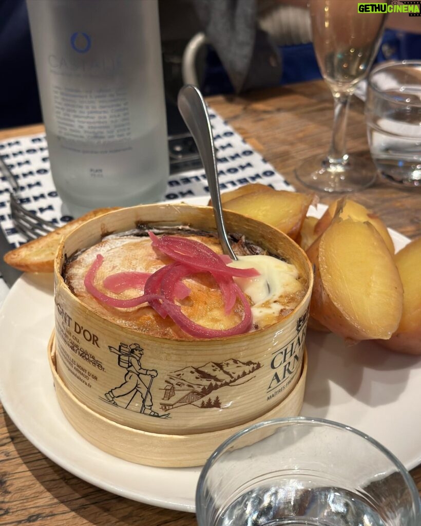 Tsubasa Honda Instagram - ❤️‍🔥 ふわふわニット！ おいしいチーズ！ #満喫　#paris