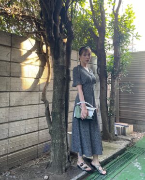 Tsubasa Honda Instagram - 🥀
カチューシャ始めました🎈
@fumietanaka_jp (zozoで購入)
ワンピースは @verybrain 
バッグは @loeweです🐎
@akracing の撮影でした💺
ウチにあるのですが、ソファよりakのイスに座ってる方が長いです☺️
#さぁ帰ったらゲームしよ
#ほんだのふく
#ootd
