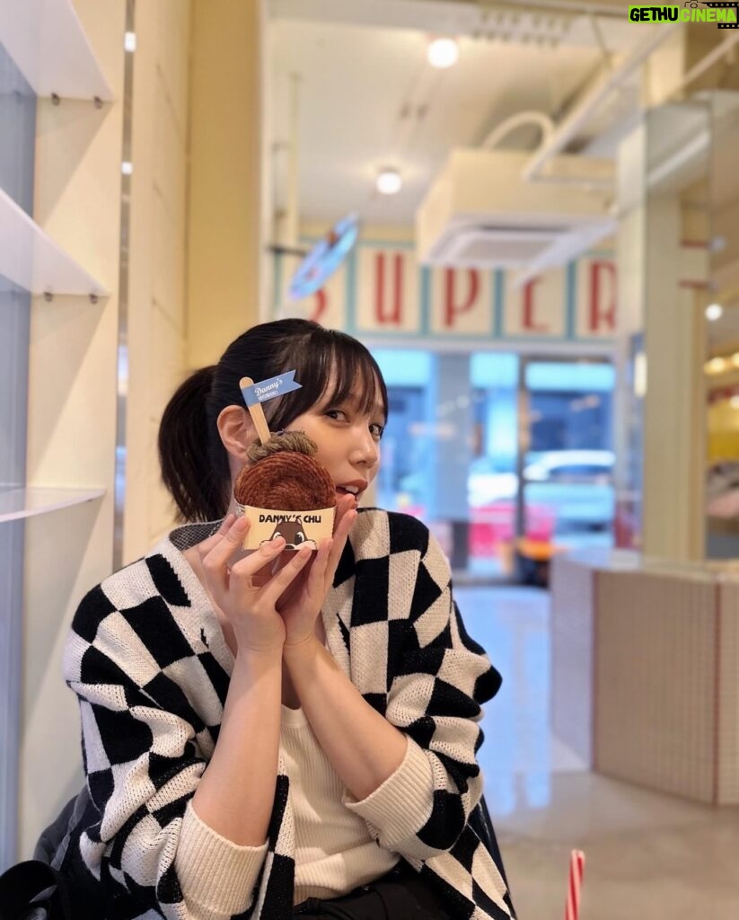 Tsubasa Honda Instagram - 🐿️ 弾丸韓国へ✈️ チュロスでクリームをサンドした あんまくておいしいスイーツを頂きました🤤🍓 @dannys_supermarket #あんんんんまい #この後冷麺たべいきました #ほんだのふく #韓国カフェ