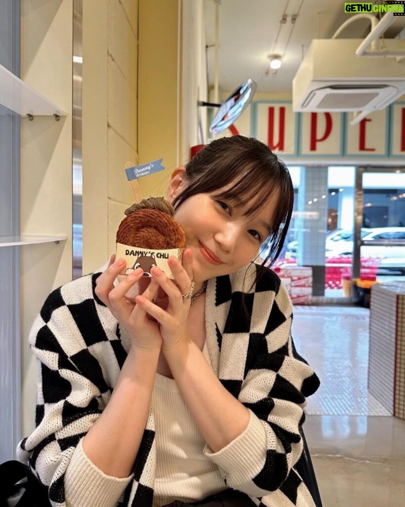 Tsubasa Honda Instagram - 🐿️ 弾丸韓国へ✈️ チュロスでクリームをサンドした あんまくておいしいスイーツを頂きました🤤🍓 @dannys_supermarket #あんんんんまい #この後冷麺たべいきました #ほんだのふく #韓国カフェ