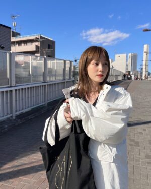 Tsubasa Honda Instagram - 🐳
久しぶりのモノトーン🐼
@verybrain のセットアップ形がほんと綺麗で
お腹引っ込めよう。
トートバッグは @deim_official の
ショップバッグです👜
#空の青さよ
#ほんだのふく