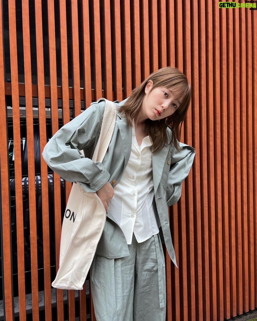 Tsubasa Honda Instagram - 🦕 最近ワンピースを50巻(スリラーバーク終わりくらい) から読み返していますお久しぶりです🦭 86巻まで読み進めたのですがドレスローザ編って こんなに涙無くては読めなかったっけ？ってくらい 感動しました。今日暖かいですね🦧 キュロス泣く。 #ワンピース 服は @auralee_tokyo のセットアップに @todayful_ の開襟シャツです💁‍♀️ #ほんだのふく