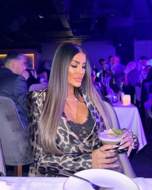 Tuğçe Özbudak Instagram - Hayattaki en harika şeyleri yaratıyorum, kendime çekiyorum ve kabul ediyorum🙌🏽