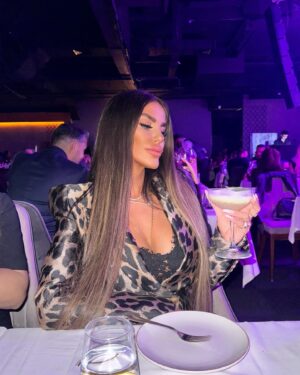 Tuğçe Özbudak Instagram - Hayattaki en harika şeyleri yaratıyorum, kendime çekiyorum ve kabul ediyorum🙌🏽