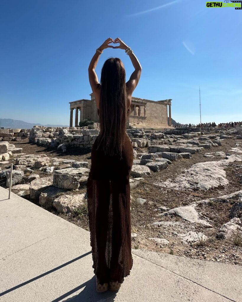 Tuğçe Özbudak Instagram - Athina’da yangın çıkmadan 1-2 saat önce🤭🔥🤎🏛️🇬🇷