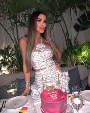 Tuğçe Özbudak Instagram - Queens never get old🥂👑🧿 10.06 #mybirthday 🎂👻🤍