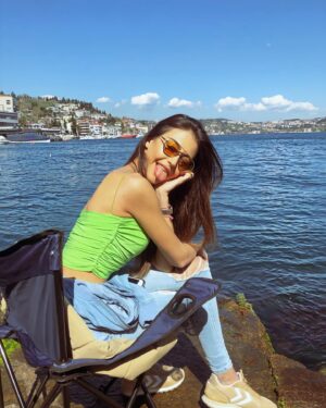 Tuğba Melis Türk Instagram - A smile suits every style of clothes😊🌈
