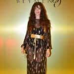Tuba Büyüküstün Instagram - #beymen sponsorluğunda çekilen #goldenopulance belgeseli gösterim gecesine hazırlığımız.. 🙃 Bence bu belgesel bize ve dünyaya bir hediye. Düşünen, projelendiren, çeken, post prodüksiyonunu yapan ve içinde bulunan herkesin , tüm değerli sanatçıların, yazarların, tarihçilerin eline sağlık.. ✨ Hem çekim süreci çok keyifliydi, hem de izlerken müthiş bir heyecanla, gururla izledim. Styling, canım @buraksanuk . Saç&makyaj ben :)) ve giydiğim an “evet bu elbise” dediğimiz bir @ozgurmasur tasarımıyla.. Ve bağcıklar,ah o bağcıklarrr…😜