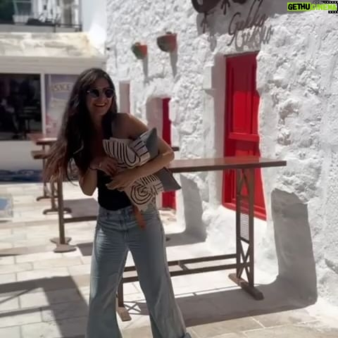 Tuba Büyüküstün Instagram - Mavi, kırmızı ve beyaz bir Bodrum gününden.. denizden esen tuz kokusu.. 🤍🕊