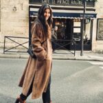 Tuba Büyüküstün Instagram - Some moments to remember, some feelings to keep on my face, in my heart.. always thankful..🤍 #paris #street #smile #moment