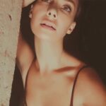 Tuba Ünsal Instagram - Bugun çok güzel bir gündü. Cok derin sorulara umarım ilham veren cevaplar verebilmişimdir. Universitedelerdeki söyleşiler benim için çok önemli baya oturup ders çalısiyorum.Zamanı en iyi nasıl değerlendirip en iyi faydayı nasıl sağlarim diye detaylı detaylı not alıyorum. Bugunku ekip çok sıkıydı. "En iyi soruyu soran olun, hayatta da böyle olmaya çalışın" dedim.Sorana da tatlı bir ödül verdim:)Sonra bana sordular "siz en iyi hangi soruyu sordunuz hayatta? Bilgi de okurken Orhan Pamuğa sormuştum. Ne sorduğum aramızda kalsın😉Gelenler ve benim aramda sır @osmangaziuniversitesi