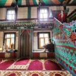 Tuba Ünsal Instagram - 1850 yılında insaa ediliyor.Rengarenk kök boyalarla boyanmıs gordüğüm en güzel camilerden.Cemaati yok.Genelde Macahel de merkez camiye gidiyorlar.Burası da böyle yalnız kalmış. @endemictours #tavsiye