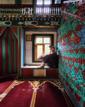 Tuba Ünsal Instagram - 1850 yılında insaa ediliyor.Rengarenk kök boyalarla boyanmıs gordüğüm en güzel camilerden.Cemaati yok.Genelde Macahel de merkez camiye gidiyorlar.Burası da böyle yalnız kalmış. 

@endemictours 
#tavsiye