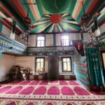 Tuba Ünsal Instagram - 1850 yılında insaa ediliyor.Rengarenk kök boyalarla boyanmıs gordüğüm en güzel camilerden.Cemaati yok.Genelde Macahel de merkez camiye gidiyorlar.Burası da böyle yalnız kalmış. @endemictours #tavsiye