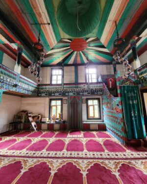Tuba Ünsal Instagram - 1850 yılında insaa ediliyor.Rengarenk kök boyalarla boyanmıs gordüğüm en güzel camilerden.Cemaati yok.Genelde Macahel de merkez camiye gidiyorlar.Burası da böyle yalnız kalmış. 

@endemictours 
#tavsiye