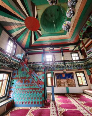 Tuba Ünsal Instagram - 1850 yılında insaa ediliyor.Rengarenk kök boyalarla boyanmıs gordüğüm en güzel camilerden.Cemaati yok.Genelde Macahel de merkez camiye gidiyorlar.Burası da böyle yalnız kalmış. 

@endemictours 
#tavsiye