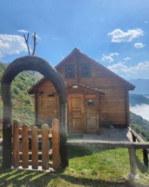 Tuba Ünsal Instagram - Karadeniz uzun zamandır gelmek istediğim bir bölge. Hızlı bir kararla bir günde karar verip bavul yapıp yola çıkıyorum. Seyehat olayında uzun zaman onceden baslamıyor benim planlar.O an neye ihtiyacım varsa ona gore bir rota belirliyorum. Bu sefer ruhumdan doğa sesleri yükseliyor. Ilk durağım @hakoni.house Selen ve Selçuk hemen organize ediyorlar beni. Fındıklı köyunun en guzel noktasında rüya gibi bir otel. Sanırım Karadenizin en güzel otellerinden. Sahibi Osman beylerin yaylalarına çıkmak ıcin plan yapıyoruz
Hokana otelden 1 saatte Kayadibi yaylasina variyoruz.Bulutlar deniz gibi altimiza serilmis.Oradan daha yukarıya Kucuk yaylaya cikiyoruz. 2540 metre yuksekteyiz. Her yerde likapa bizim bildigimiz ismiyle yaban mersinleri var.inanilmaz bir manzara ve yesilin her tonu nefes kesici. Arkasindan buzullarla kapli bir yoldan gecip Ovid golune geliyoruz.Hakoni isletmecisi aile üyesi Selçuk hemen göle atlıyor.Uzunca bir sure Hakoninin inşaatıyla ugrastığı icin bu sene  deniz, göl hayal olmuş. 
Fındıklı da hersey masal gibi.Selalede yuzuyoruz, eski yasami gormek icin konakları dolasıyoruz ve inanilmaz lezzetli yemekler yiyoruz

En lezzetli yemekleri yediğimiz yerlerden biri Livadi restaurant nehir kenarında bir isletme.Sanırim en iyi muhlamayi burada yedim.Gun batıminda da gelebilirsiniz dolunayda ayın yansımasıyla aksam yemegi de sefalı. Kavurma da burada yemeniz gereken lezzetlerden biri. 
Diger bir önerim de Abu su ürunlerinde somon yemeniz. Kremalı olanı tam bir umami. 
Bir de Isabella diye bir üzüm kesfediyorum. Müthis bir koku
 Yediğim diğer hicbir üzüme  benzemiyor
Herseyin otesinde bu seyehatin en güzel tarafi Osman beyi, Merih hanımı  Selçuğu tanımaktı. Uzun zamandır tanıdığım en güzel insanlar.Simdi rotada Macahel