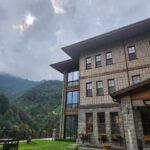 Tuba Ünsal Instagram - Karadeniz uzun zamandır gelmek istediğim bir bölge. Hızlı bir kararla bir günde karar verip bavul yapıp yola çıkıyorum. Seyehat olayında uzun zaman onceden baslamıyor benim planlar.O an neye ihtiyacım varsa ona gore bir rota belirliyorum. Bu sefer ruhumdan doğa sesleri yükseliyor. Ilk durağım @hakoni.house Selen ve Selçuk hemen organize ediyorlar beni. Fındıklı köyunun en guzel noktasında rüya gibi bir otel. Sanırım Karadenizin en güzel otellerinden. Sahibi Osman beylerin yaylalarına çıkmak ıcin plan yapıyoruz Hokana otelden 1 saatte Kayadibi yaylasina variyoruz.Bulutlar deniz gibi altimiza serilmis.Oradan daha yukarıya Kucuk yaylaya cikiyoruz. 2540 metre yuksekteyiz. Her yerde likapa bizim bildigimiz ismiyle yaban mersinleri var.inanilmaz bir manzara ve yesilin her tonu nefes kesici. Arkasindan buzullarla kapli bir yoldan gecip Ovid golune geliyoruz.Hakoni isletmecisi aile üyesi Selçuk hemen göle atlıyor.Uzunca bir sure Hakoninin inşaatıyla ugrastığı icin bu sene deniz, göl hayal olmuş. Fındıklı da hersey masal gibi.Selalede yuzuyoruz, eski yasami gormek icin konakları dolasıyoruz ve inanilmaz lezzetli yemekler yiyoruz En lezzetli yemekleri yediğimiz yerlerden biri Livadi restaurant nehir kenarında bir isletme.Sanırim en iyi muhlamayi burada yedim.Gun batıminda da gelebilirsiniz dolunayda ayın yansımasıyla aksam yemegi de sefalı. Kavurma da burada yemeniz gereken lezzetlerden biri. Diger bir önerim de Abu su ürunlerinde somon yemeniz. Kremalı olanı tam bir umami. Bir de Isabella diye bir üzüm kesfediyorum. Müthis bir koku Yediğim diğer hicbir üzüme benzemiyor Herseyin otesinde bu seyehatin en güzel tarafi Osman beyi, Merih hanımı Selçuğu tanımaktı. Uzun zamandır tanıdığım en güzel insanlar.Simdi rotada Macahel