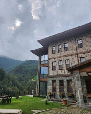 Tuba Ünsal Instagram - Karadeniz uzun zamandır gelmek istediğim bir bölge. Hızlı bir kararla bir günde karar verip bavul yapıp yola çıkıyorum. Seyehat olayında uzun zaman onceden baslamıyor benim planlar.O an neye ihtiyacım varsa ona gore bir rota belirliyorum. Bu sefer ruhumdan doğa sesleri yükseliyor. Ilk durağım @hakoni.house Selen ve Selçuk hemen organize ediyorlar beni. Fındıklı köyunun en guzel noktasında rüya gibi bir otel. Sanırım Karadenizin en güzel otellerinden. Sahibi Osman beylerin yaylalarına çıkmak ıcin plan yapıyoruz
Hokana otelden 1 saatte Kayadibi yaylasina variyoruz.Bulutlar deniz gibi altimiza serilmis.Oradan daha yukarıya Kucuk yaylaya cikiyoruz. 2540 metre yuksekteyiz. Her yerde likapa bizim bildigimiz ismiyle yaban mersinleri var.inanilmaz bir manzara ve yesilin her tonu nefes kesici. Arkasindan buzullarla kapli bir yoldan gecip Ovid golune geliyoruz.Hakoni isletmecisi aile üyesi Selçuk hemen göle atlıyor.Uzunca bir sure Hakoninin inşaatıyla ugrastığı icin bu sene  deniz, göl hayal olmuş. 
Fındıklı da hersey masal gibi.Selalede yuzuyoruz, eski yasami gormek icin konakları dolasıyoruz ve inanilmaz lezzetli yemekler yiyoruz

En lezzetli yemekleri yediğimiz yerlerden biri Livadi restaurant nehir kenarında bir isletme.Sanırim en iyi muhlamayi burada yedim.Gun batıminda da gelebilirsiniz dolunayda ayın yansımasıyla aksam yemegi de sefalı. Kavurma da burada yemeniz gereken lezzetlerden biri. 
Diger bir önerim de Abu su ürunlerinde somon yemeniz. Kremalı olanı tam bir umami. 
Bir de Isabella diye bir üzüm kesfediyorum. Müthis bir koku
 Yediğim diğer hicbir üzüme  benzemiyor
Herseyin otesinde bu seyehatin en güzel tarafi Osman beyi, Merih hanımı  Selçuğu tanımaktı. Uzun zamandır tanıdığım en güzel insanlar.Simdi rotada Macahel