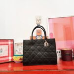 Tuba Ünsal Instagram - Dior Addict with love The Bag is Book Tote Macrocannage Leather #reklam