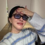 Uhm Jung-hwa Instagram - 날씨가 좋아서 그냥 집으로 돌아올수 없었던 오늘 #슈퍼 #셀카 #머리산발 #봄바람이야