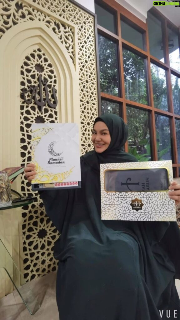Umie Aida Instagram - Planner Ramadhan EkslusifUAH @ustazahasmaharun Masih sempat beli utk bagi gift pada diri sendiri , ahli keluarga dan sahabat handai. Selamat menyambut Ramadhan Al Mubarrak.