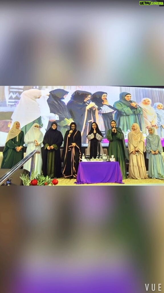 Umie Aida Instagram - Alhamdulilah.. selesai Festival Sunnah 5.0 di Stadium Abdul Halim Kedah. MasyaAllah.. kepenatan yang luar biasa indah. Semoga kita dikumpulkan lagi utk majlis2 akan datang. InsyaAllah… saya mengambil kesempatan mengucapkan jutaan terima kasih kepada Ustazah @okisetianadewi @nismahsg @ermafatima @hanaalmauzah @farhatulfairuzah @ezlynnariffin @nuha_bahrin sudi bersama dlm festivel sunnah. Tidak dilupakan kpd semua ahli khidmat yang telah berkhidmat dgn kasih sayangmu. Hanya Allah membalasnya. Terima kasih Cikgu Sukarno, Ustaz Nazim @kcismail memberi kepercayaan @musollahaisya_ mengendalikan majlis Muslimat. Tidak dilupakan jua adik2 ku.. @nurhelizahelmi @hazwanihelmi @zizi_kirana Yang sepatutnya join tapi jadual tertindih. Akak sentisa hadirkan kalian. Terima kasih kepada yang telah hadir Festival Sunnah. InsyaAllah.. bertemu Festival Sunnah dec di kuala Lumpur 💝