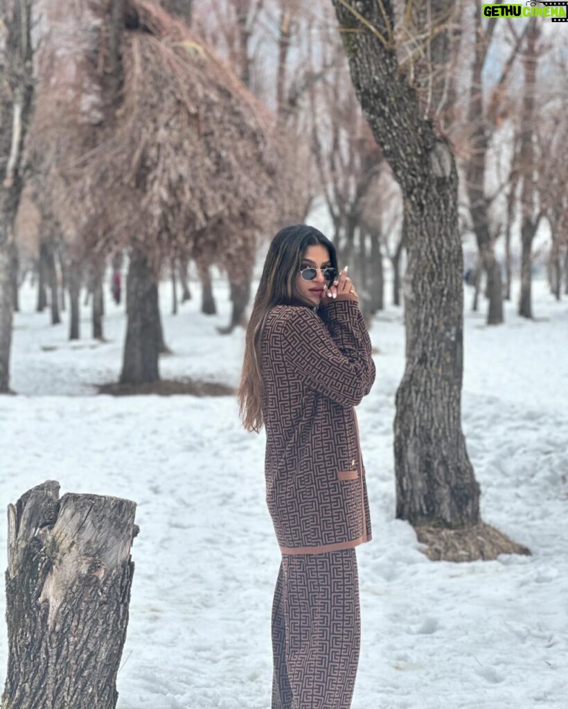 Unika Ray Instagram - Hey stalker! did you enjoy your free visit to my profile from your fake profile today?😝 #unika #kashmir #kashmirtourism #love #moutain #snow