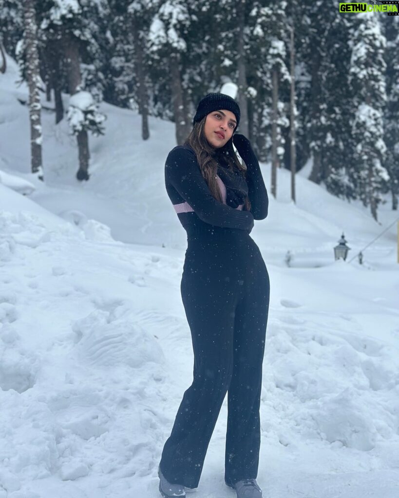 Unika Ray Instagram - Snowflakes are kisses from heaven ❄️ #unika #kashmir #gulmarg #travelphotography #kashmirphotographers #naturelovers #snow #snowday