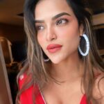 Unika Ray Instagram - कोरा काग़ज़ था ये मन मेरा लिख लिया नाम इस पे तेरा✍🏻 #unika #indian #snow #love #instagram #saree